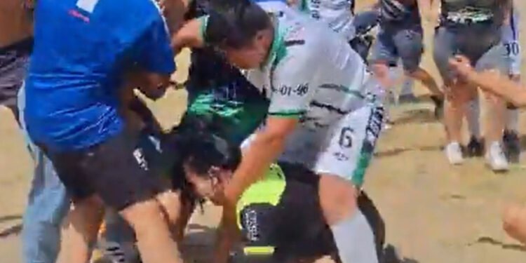 Bahía Blanca: brutal agresión a una árbitra en un partido de fútbol amateur