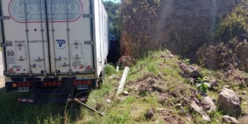 Cuesta del Totoral: un camión terminó impactando contra parte del cerro