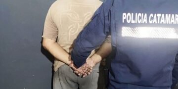 Detienen a una persona por robo dentro de un automóvil