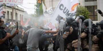 El Gobierno calificó de “perverso y extorsivo” el paro de la CGT