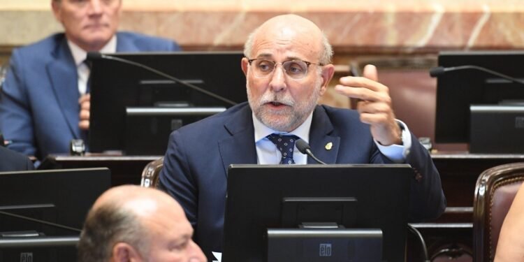 Fama pidió que el traspaso de YMAD se trate en el Congreso