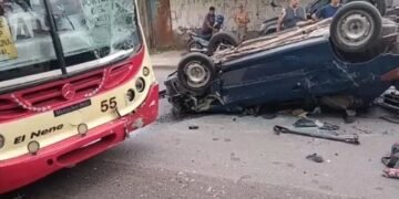 Fuerte siniestro vial en el Norte entre un colectivo y un automóvil