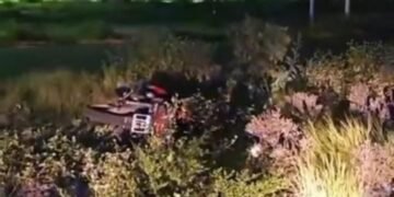 Motociclista en grave estado tras chocar contra una rotonda en la Capital