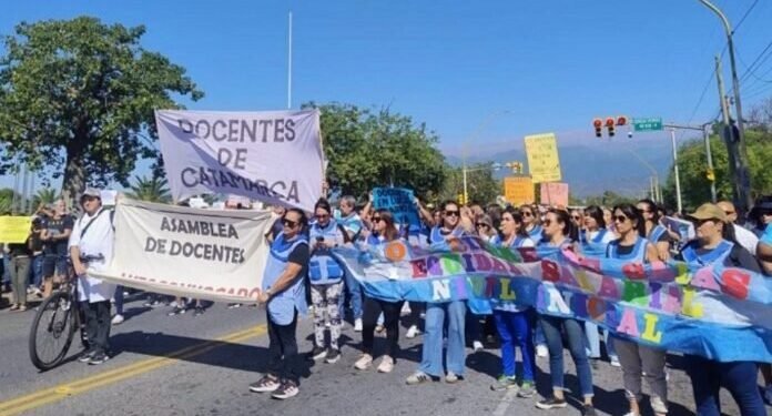 Docentes autoconvocados marchan esta noche reclamando un básico de $1.300.000