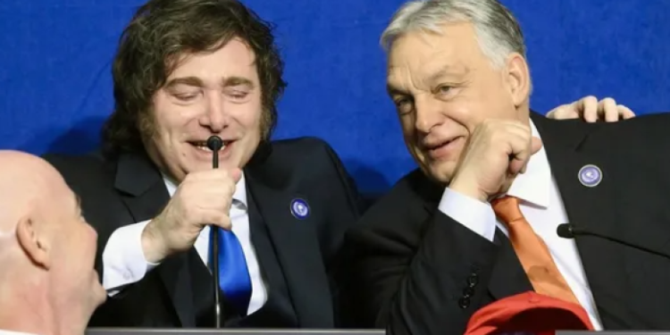 Javier Milei llegó a Hungría para participar de la CPAC y encontrarse con el conservador Viktor Orbán