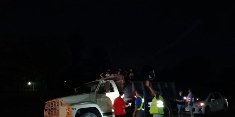 Secuestran camión que transportaba a 23 menores en condiciones irregulares