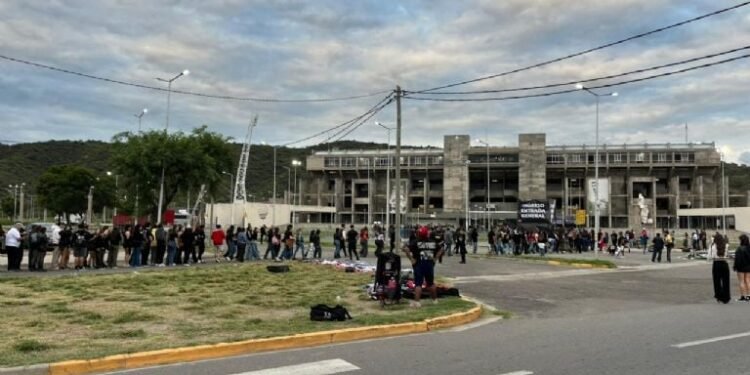 Catamarca vibra con Airbag: se abrieron las puertas del Estadio Bicentenario para un show histórico