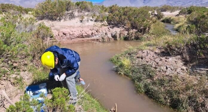Fiambalá: recuperan recurso hídrico tras el vuelco de camión con salmuera