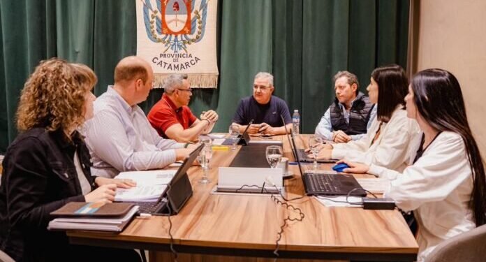 Jalil confirmó aumento de $100.000 para becados y un 15% más para contratados