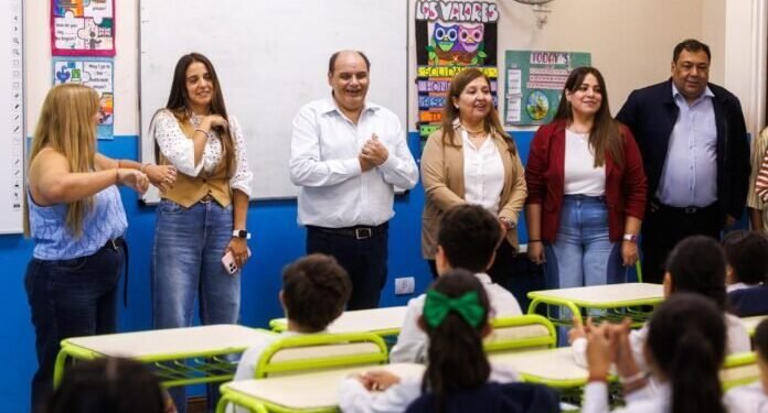 La Capital entregó más de 2.200 kits escolares y libros de inglés a los alumnos municipales