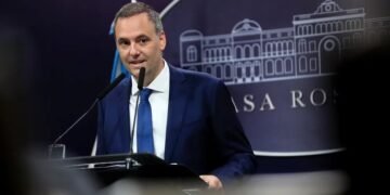 La Justicia confirmó que Manuel Adorni viajó en primera clase a Aruba junto a su familia