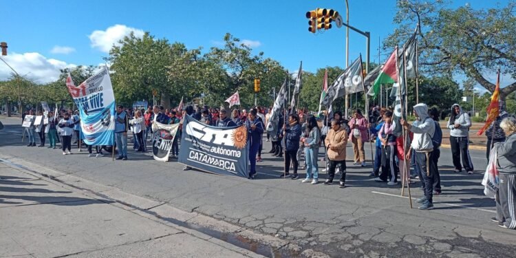 Organizaciones sociales reclamaron por la baja del «Volver al Trabajo» frente al Cape