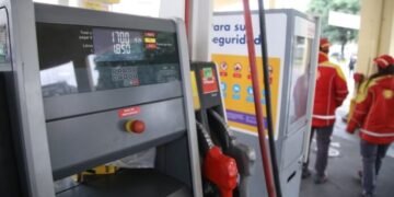 Postergan el aumento de impuestos para contener el precio de la nafta