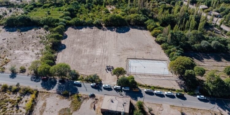 Raúl Jalil recorrió el predio donde se construirá el Hospital de Palo Blanco