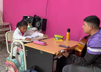 Una alumna catamarqueña emociona en redes con su voz y una zamba que se volvió viral