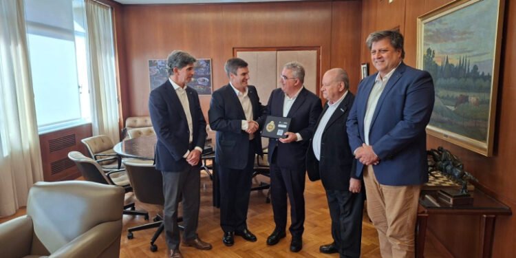 El Gobernador se reunió con autoridades Automóvil Club Argentino para dialogar sobre el Gran Premio Argentino Histórico