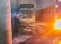 Este de la Capital: Incendio de un colectivo en un taller