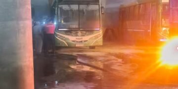 Este de la Capital: Incendio de un colectivo en un taller