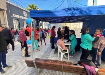La Capital celebró el Día de la Enfermería con una jornada de prevención y autocuidado en la Peatonal