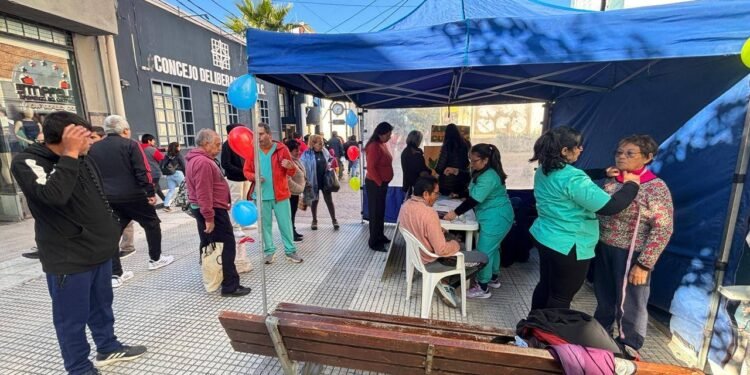 La Capital celebró el Día de la Enfermería con una jornada de prevención y autocuidado en la Peatonal
