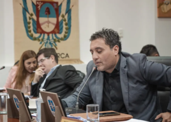 Polémica por el estacionamiento en el Poncho: Francisco Sosa defendió a cuidacoches y trabajadores informales