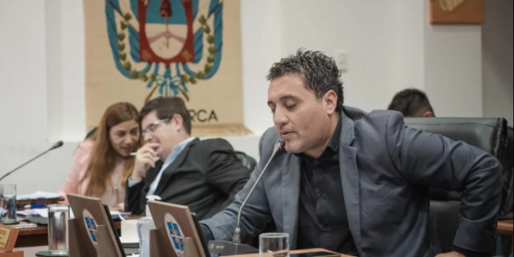 Polémica por el estacionamiento en el Poncho: Francisco Sosa defendió a cuidacoches y trabajadores informales