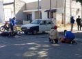 Violento choque entre un auto y una moto en avenida Ocampo: un joven resultó herido