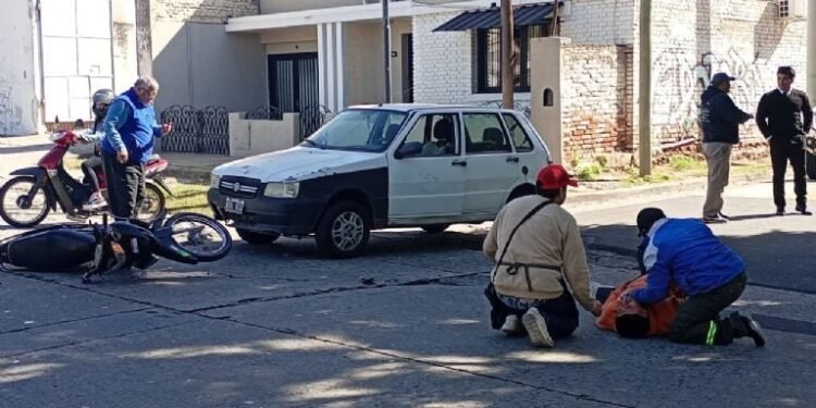 Violento choque entre un auto y una moto en avenida Ocampo: un joven resultó herido