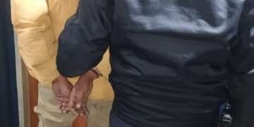 Alto Fariñango: Se pelió adentro del local bailable, lo sacaron y quiso pegarle a un oficial
