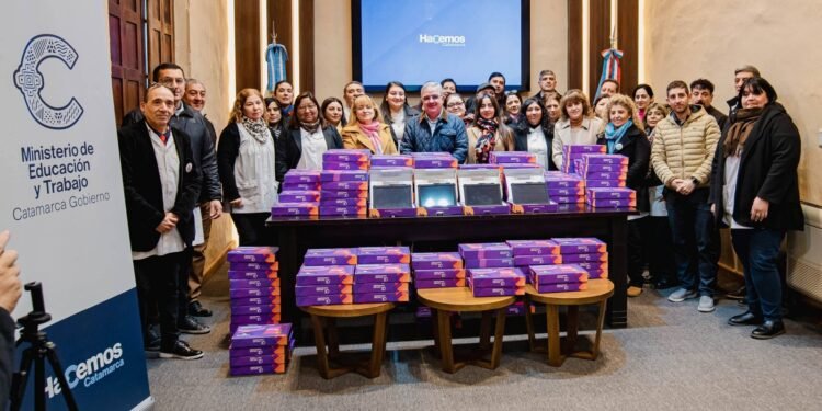 El Gobierno entregó tablets a escuelas para fortalecer la alfabetización
