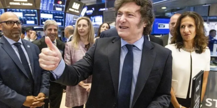 El riesgo país volvió a caer y quedó a un paso de su menor nivel en la era Milei