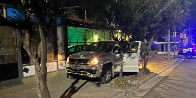 Falleció un hombre mientras manejaba una camioneta en la zona oeste de la Capital