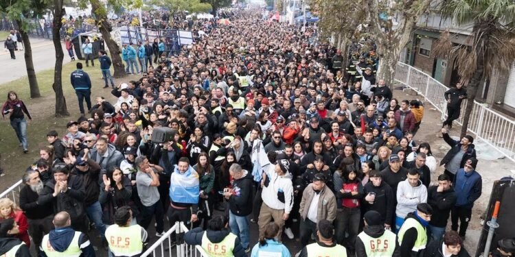 La muerte del Indio Solari: miles de fanáticos lo despiden entre lágrimas y cantos
