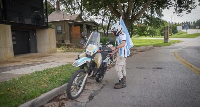 Perdió su trabajo, salió en moto rumbo a Alaska y terminó alentando a la Selección argentina en el Mundial