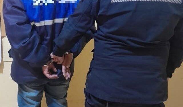 Un detenido con campera de «Inpección Municipal» por darse a la fuga e intentar agredir con arma blanca a policias