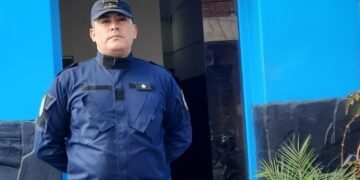 UN OFICIAL AYUDANTE DE LA POLICÍA LE SALVÓ LA VIDA A UN BEBÉ EN LA TERMINAL DE ÓMNIBUS