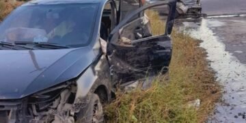 Violento choque entre dos autos dejó tres heridos