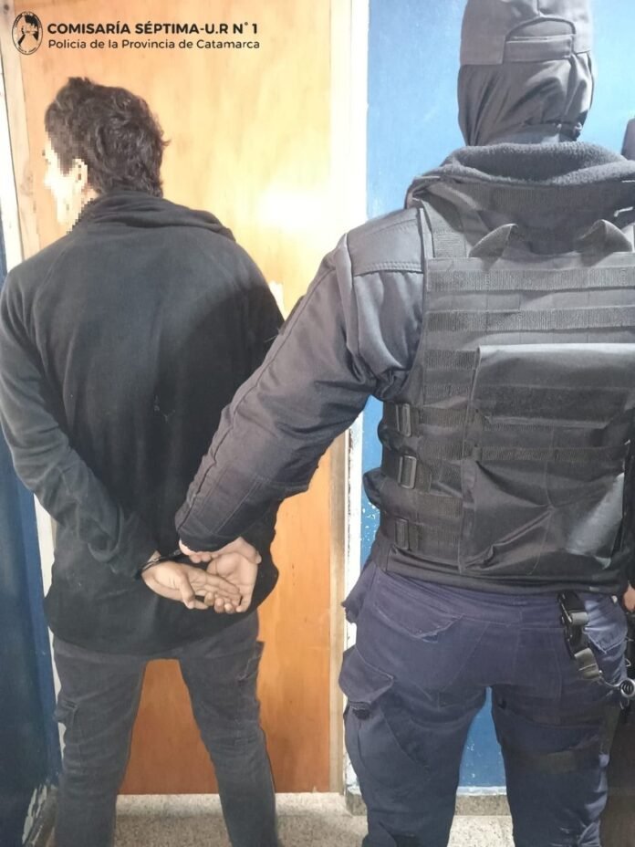 Aprehendieron a un joven acusado de agredir y amenazar de muerte a su padre en la Capital