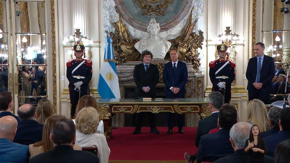 Diego Santilli juró como jefe de Gabinete con 14 gobernadores presentes en el acto