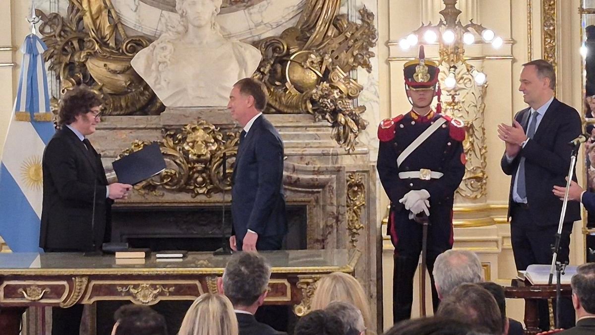 El Gobierno admite que le mantiene una custodia policial a Adorni “por motivos de seguridad”