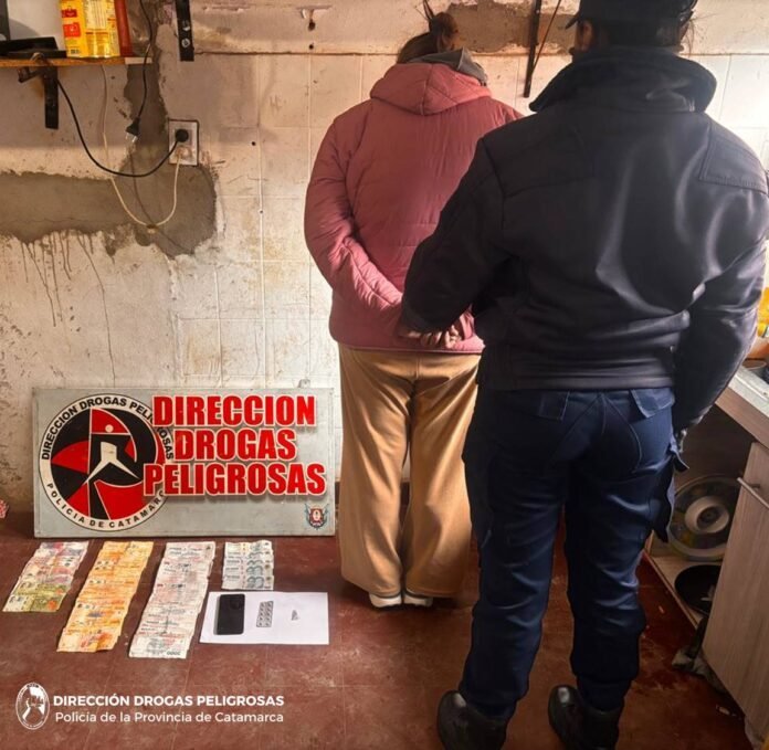 En distintos operativos antidrogas en la Capital Policías detuvieron a tres personas, secuestraron gran cantidad de ansiolíticos, Marihuana, teléfonos celulares y una moto