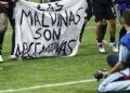 La historia de la bandera de Malvinas que terminó en manos de los jugadores argentinos y reavivó el conflicto con Reino Unido