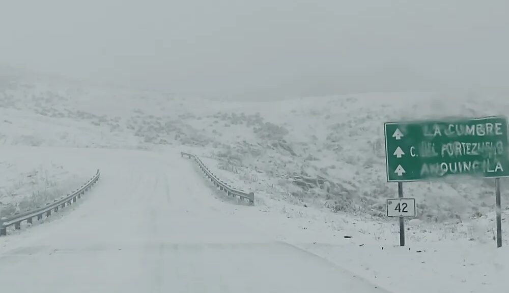 La nieve obligó a cortar el tránsito en la cuesta El Portezuelo y Ruta 2