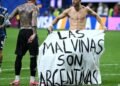 LOS JUGADORES ANTE TODO PROTOCOLO DESPLEGARON UNA BANDERA QUE RETIFICA LAS MALVINAS