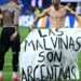 LOS JUGADORES ANTE TODO PROTOCOLO DESPLEGARON UNA BANDERA QUE RETIFICA LAS MALVINAS