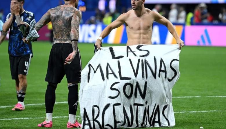 LOS JUGADORES ANTE TODO PROTOCOLO DESPLEGARON UNA BANDERA QUE RETIFICA LAS MALVINAS