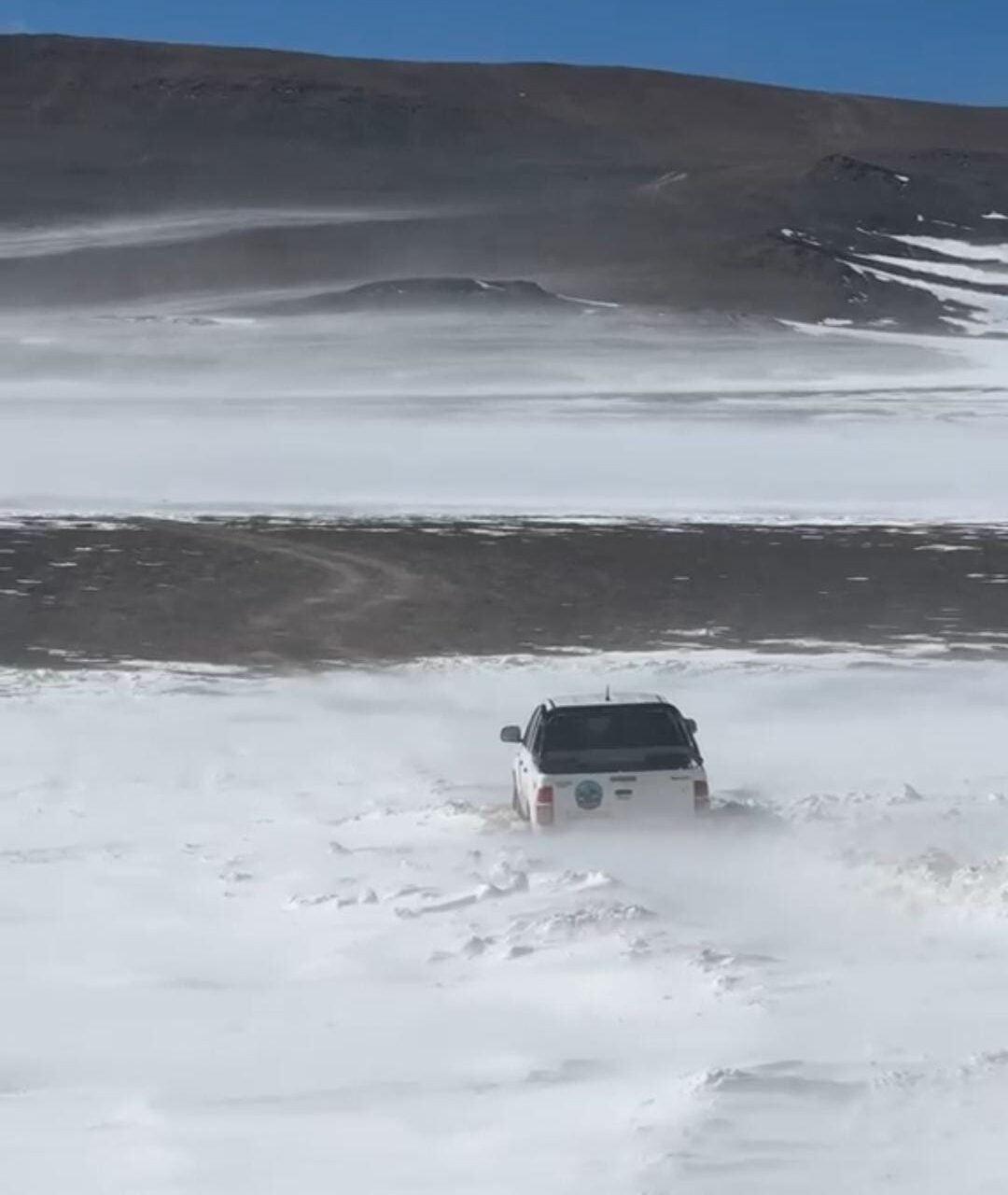 Más de 30 camionetas quedaron atrapadas en la nieve en plena cordillera fiambalense