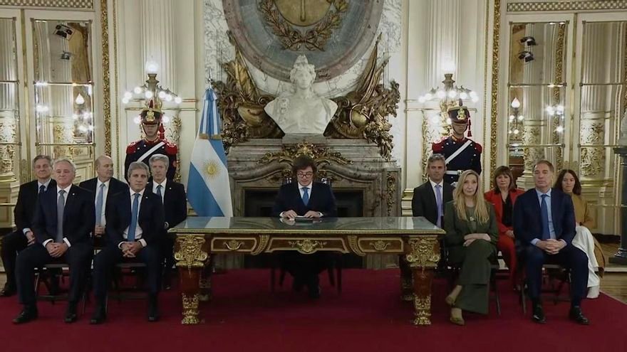Milei buscó defender la reforma del Banco Central pero tuvo que justificar el rescate de EE.UU. y volver a bancar a Adorni
