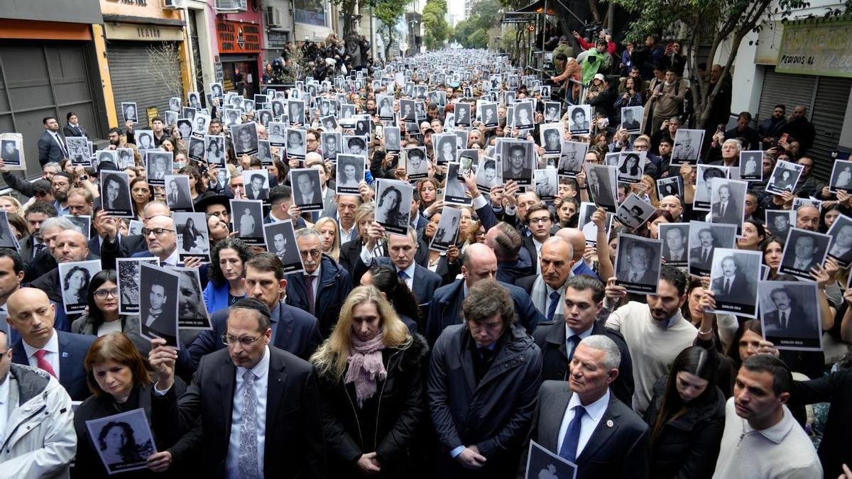 Reclamos de justicia, guiño mundialista y la presencia de Milei: la AMIA conmemoró 32 años del atentado