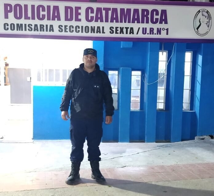 Un oficial de Policía le salvó la vida a un bebé de 15 días tras practicarle la maniobra de Heimlich